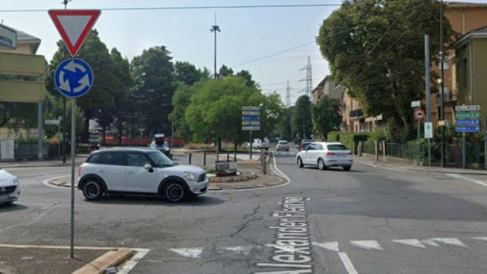 Incidente nella rotatoria, code tra via Volturno e via Fleming 