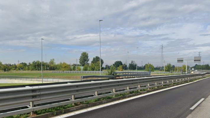 Nella notte, auto contro un muro in tangenziale ovest: un ferito