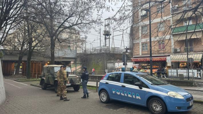 Poliziotti e militari salvano un 30enne che nella notte voleva gettarsi dal ponte Verdi