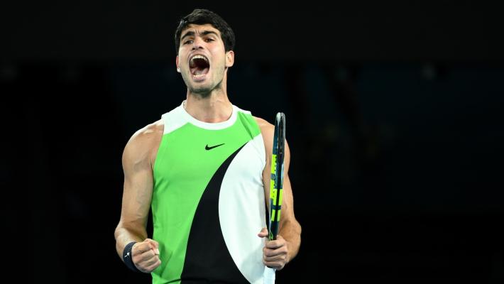 Alcaraz trionfa agli Australian Open, Djokovic ko (2-6, 6-2, 6-3, 7-5): &egrave; il pi&ugrave; giovane a completare il Grande Slam della carriera