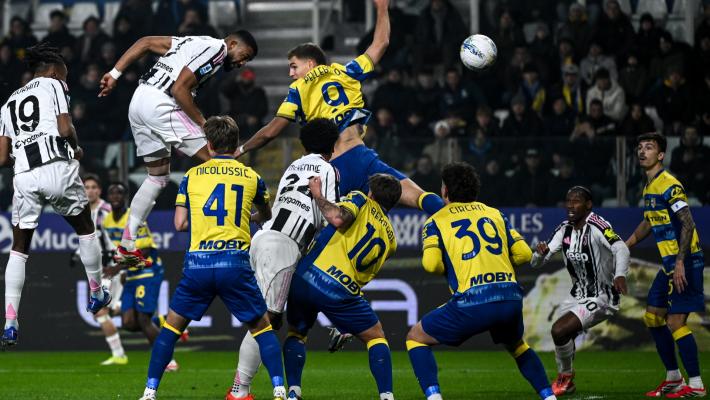 Parma-Juventus, 0-1 al 30'.  Crociati ora in avanti.  I bianconeri menano: tre ammoniti 