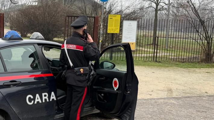 Tenta di rapinare un giovane al parco ma deve fuggire a mani vuote: denunciato un 20enne straniero 