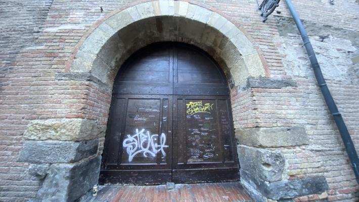 Imbrattato il portone del Vescovado