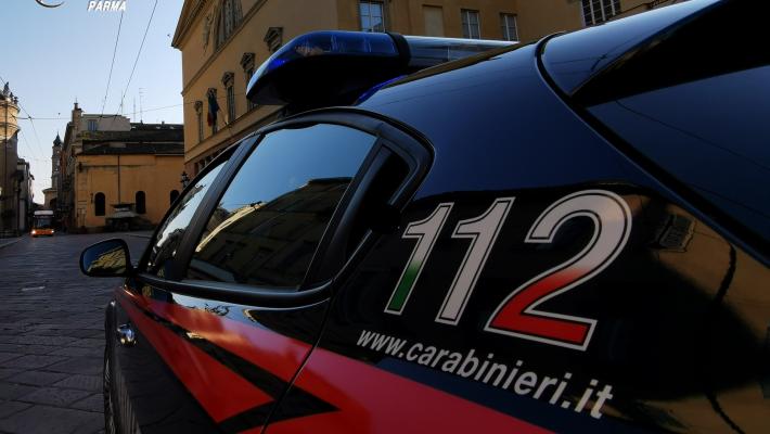 "Ci aiuti a incastrare i banchieri corrotti". Finto carabiniere inganna un 79enne parmigiano: conto "salvato" dai militari