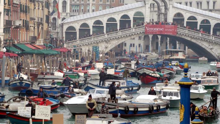 Barca in avaria urta un altro mezzo e 2 gondole sul Canal Grande a Venezia, 8 persone in acqua