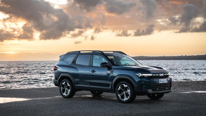 Bigster e Duster: evoluzione Dacia con il 4x4 ibrido Bi-fuel e cambio automatico 