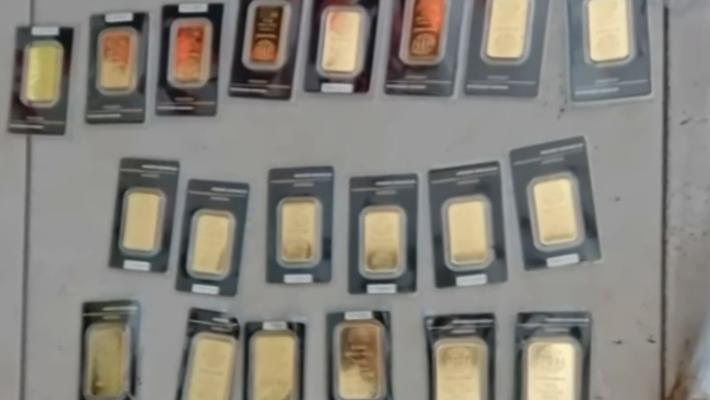 Getta per errore 20 lingotti d'oro nei rifiuti, recuperati dai carabinieri