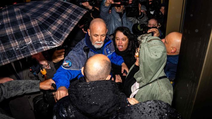 Familiari vittime aggrediscono i Moretti all'arrivo all'interrogatorio