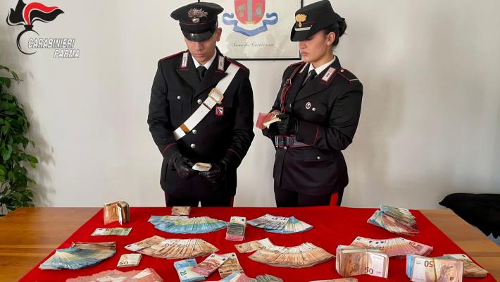 Lo spaccio in strada conduce a un tesoretto di 90.000 nascosto in un market etnico. Arrestato 29enne straniero. Nei guai anche il commerciante: sequestarti 200 kg di alimenti con sanzioni per 5.500 eu