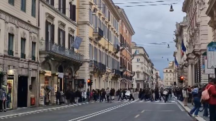 Valigia sospetta in via del Corso, transennata l'area