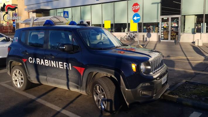 Collecchio, ruba 17 bottiglie di alcolici dal supermercato e fugge dall'uscita di emergenza: denunciato 