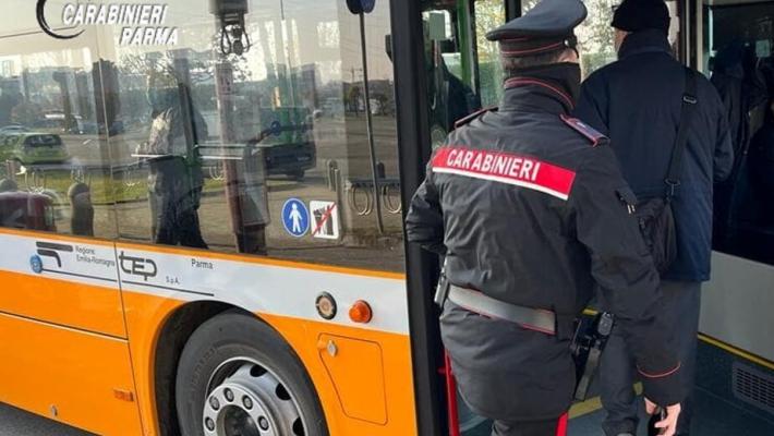 Caos in via Emilia Ovest, giovane senza biglietto blocca il bus e chiama il 112 per farsi "liberare": denunciato 