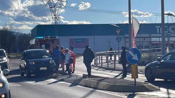 Auto sull'aiuola spartitraffico: un ferito