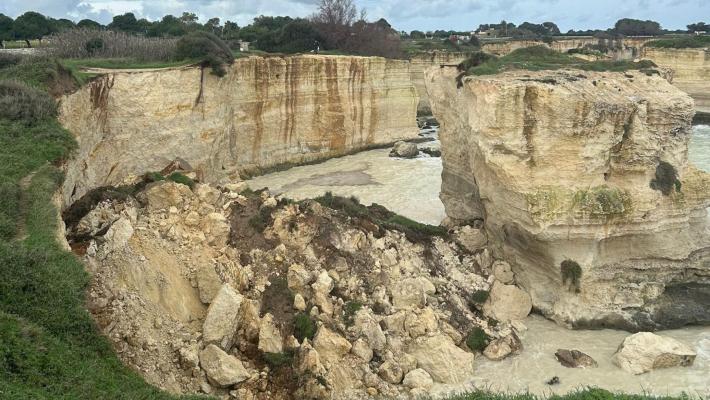 Maltempo, si sbriciola in mare l'arco dell'amore Melendugno