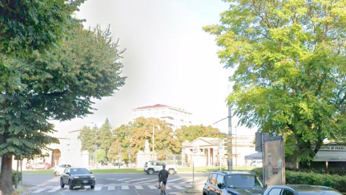 Cade dalla bici in via Spezia e finisce all'ospedale