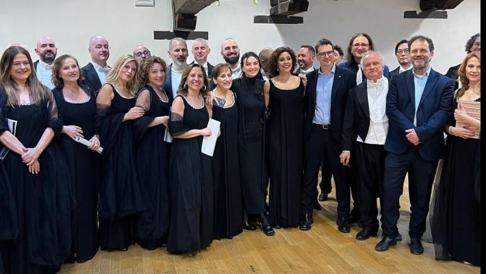Arisa fa le prove con coro del Teatro Regio: il sindaco Michele Guerra posta la foto 