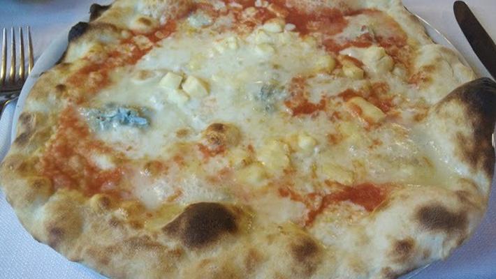 Pizzeria La pignata: quel locale retr&ograve; per chi predilige la pizza sottile