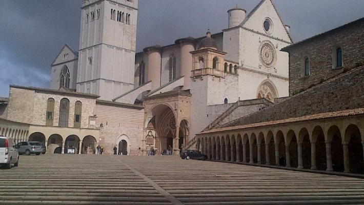 Pellegrini ad Assisi, cluster di 92 persone