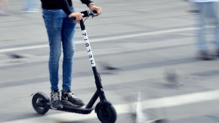 Roma, scontro tra un'auto e un monopattino: muore una 24enne