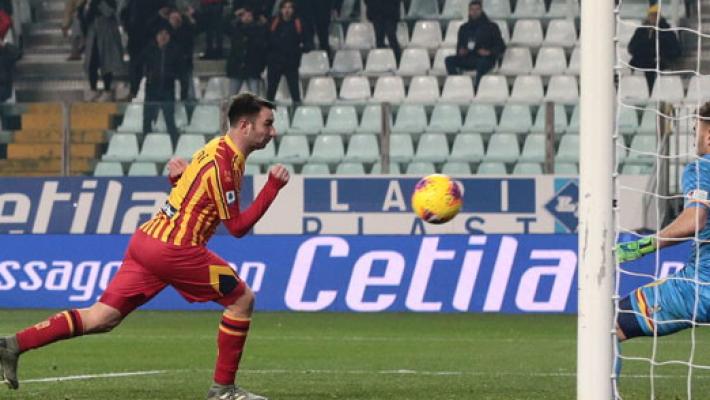 Il Lecce sbanca Monza e vola in testa con la Cremonese. Pisa ko - Risultati e classifica