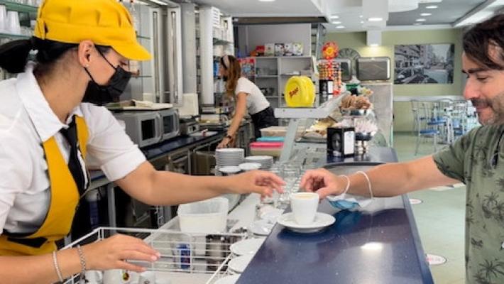 Senza il green pass rafforzato, in zona arancione, non sarà possibile neanche prendere il caffè al bancone
