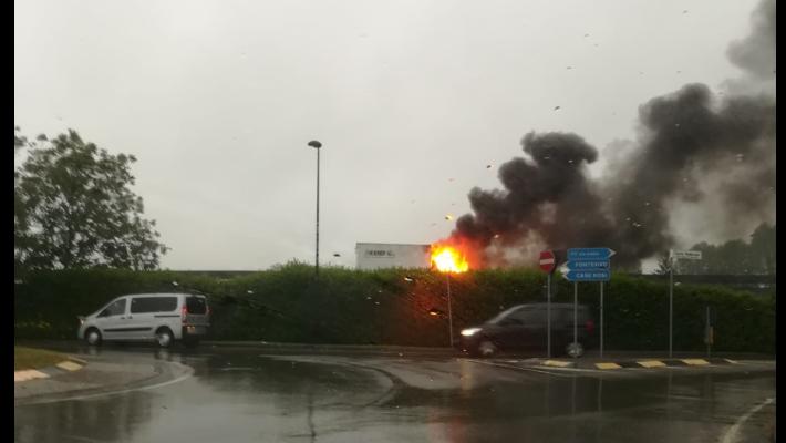 Furgoncino in fiamme sulla Cisa
