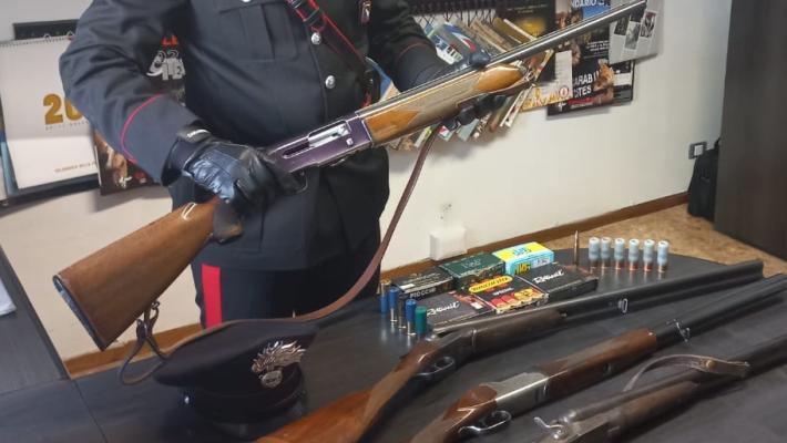 Cacciatore spara e colpisce due giovani: denunciato e sequestrati i 4 fucili 