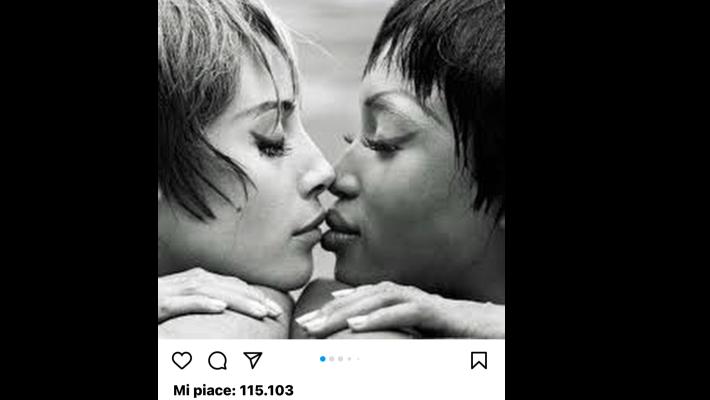 Naomi Campbell posta un bacio sfiorato con Christy Turlington e...  Instagram impazzisce