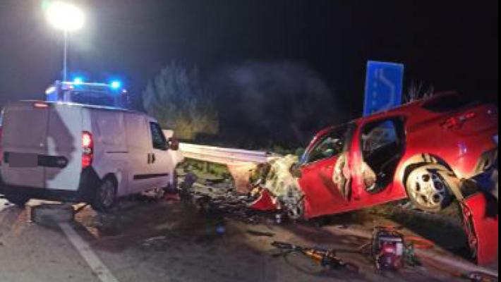 Taranto, auto contro un furgone: muoiono tre donne