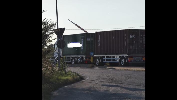 Camion blocca il passaggio a livello (e il traffico) a Sorbolo a Levante: lunga coda nel tardo pomeriggio in via Mantova 