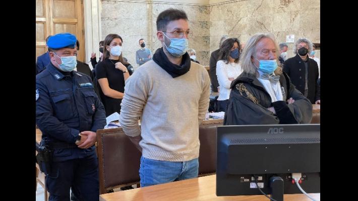 Uccise i genitori: Benno in aula viene richiamato dal giudice