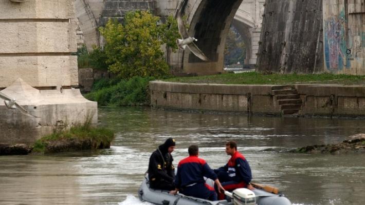 Cade nel Tevere mentre cerca di farsi u  selfie: grave una donna di 48 anni