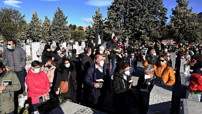 La Spagna dice addio a Almudena Grandes,in centinaia al funerale