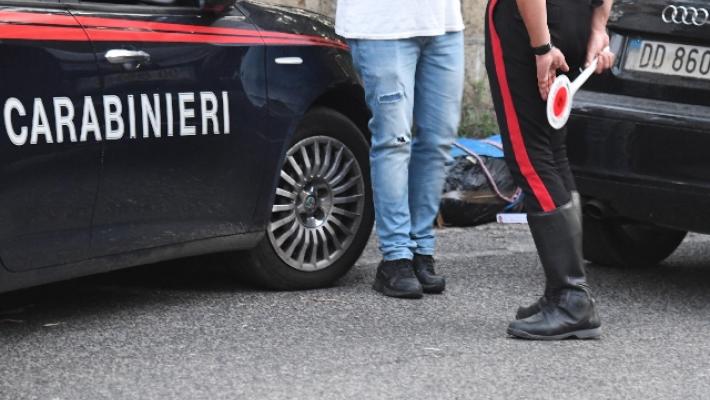 Salerno, bagna la moglie di alcol e le dà fuoco: è gravissima