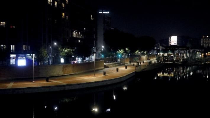 Milano risparmia energia elettrica: dalla luce stradale (un'ora in meno), allo smartworking e al riscaldamento sui tram