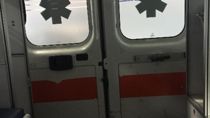 Auto contro un albero nella notte a Colorno: due feriti