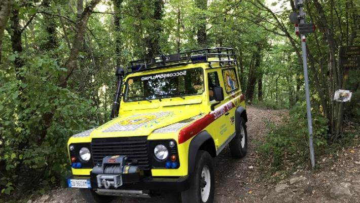 Escursionista scivola sul sentiero vicino a Lago Santo 