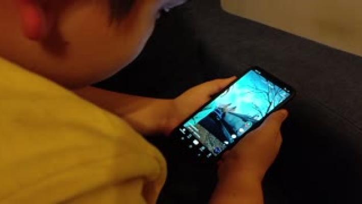 Troppo tempo on line riduce l'apprendimento del linguaggio