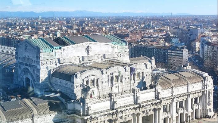 Milano, sei  passanti accoltellati per rapina di fronte alla stazione centrale: uno è grave
