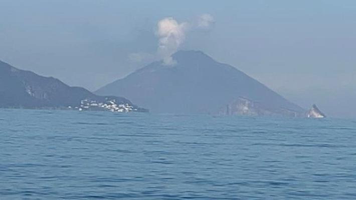 Tre forti esplosioni: paura a Stromboli
