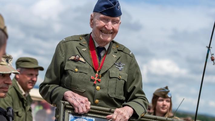 Morto il pilota americano  che lanciava dolci ai bambini di Berlino nel '48 Halvorsen