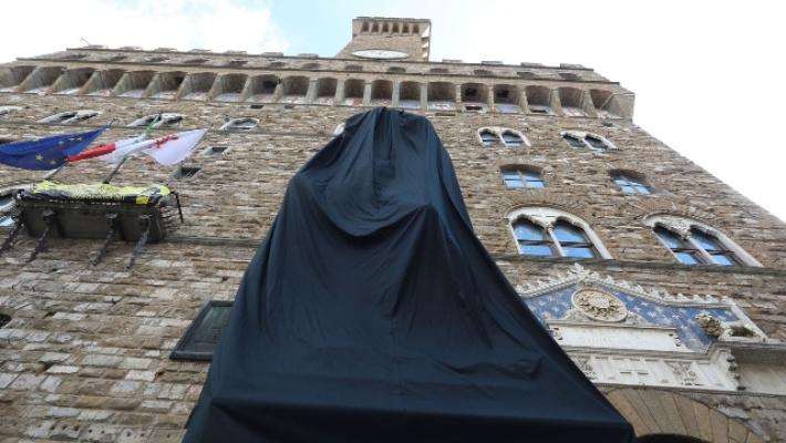 Ucraina: drappo nero su statua David in piazza a Firenze