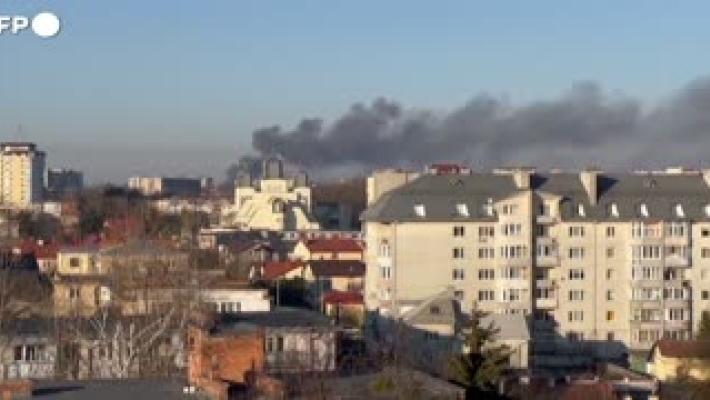 Ucraina, bombardamento russo a Leopoli: l'enorme colonna di fumo sulla città