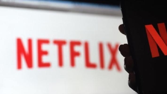 Netflix: da oggi parte la stretta sugli account in Italia. Chi non fa parte del nucleo familiare dovrà pagare 4,99 euro in più