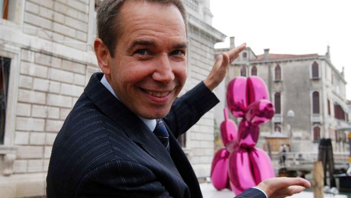 Tocca una scultura di Jeff Koons da 40 mila euro: in briciole 