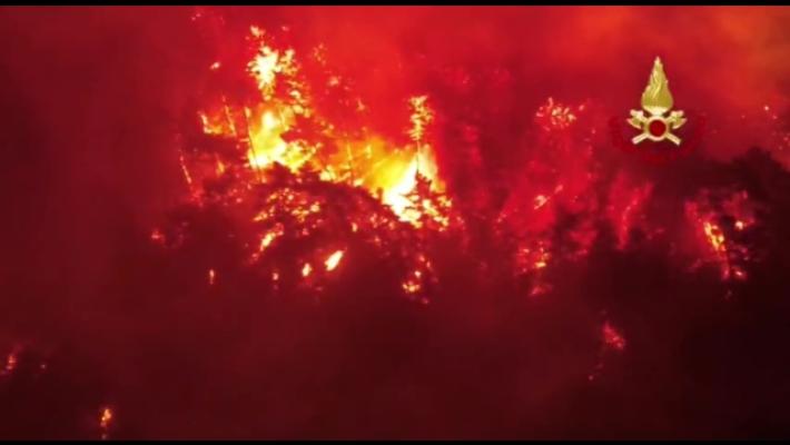 Rogo Versilia: fronte si e' esteso, 860 ettari in fumo