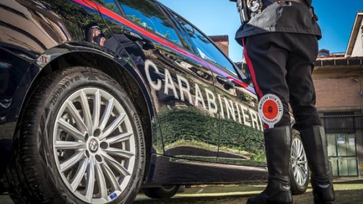 Non dà una sigaretta a un ragazzo: professore 62enne accoltellato in strada
