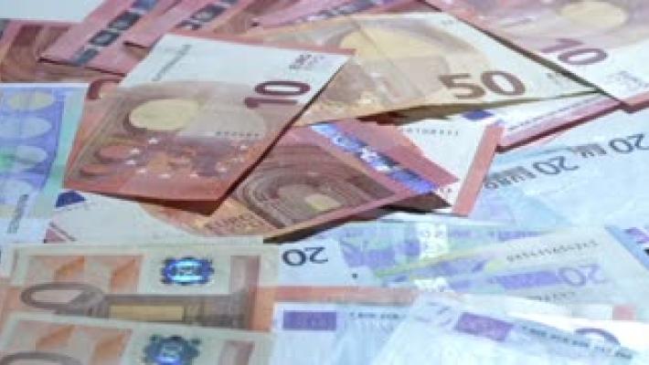 Firenze, porta all'incasso un assegno da 66mila euro contraffatto: la banca non se ne accorge e deve rimborsare