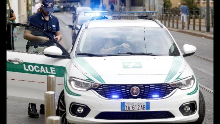 Milano: giovane in fin di vita trovato  sull'asfalto. Forse &egrave; stato spinto fuori da un'auto  in corsa
