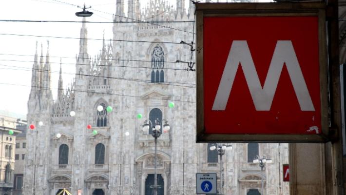 Spinge una ragazza su binari della metropolitana a Milano, arrestato 